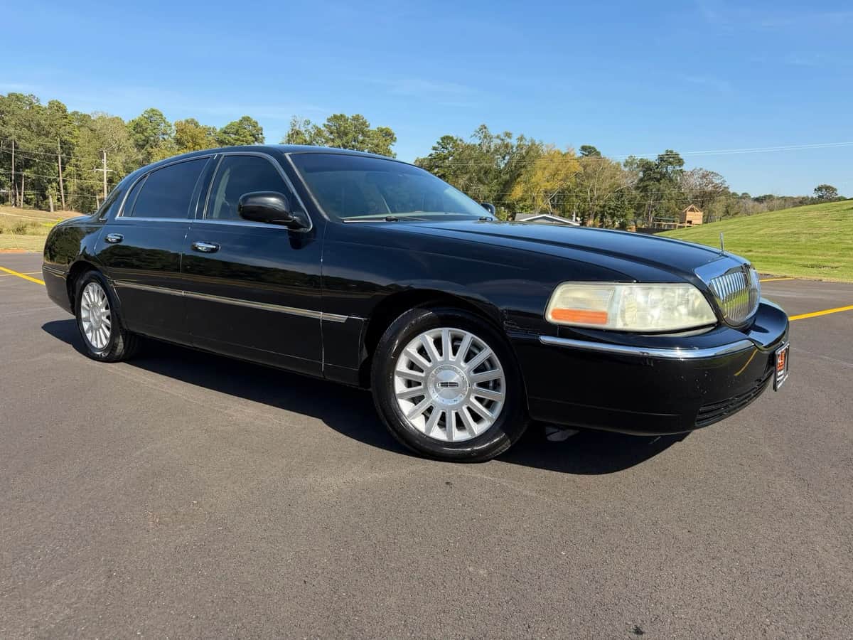 2003 Lincoln Town Car Signature Sedan 4d