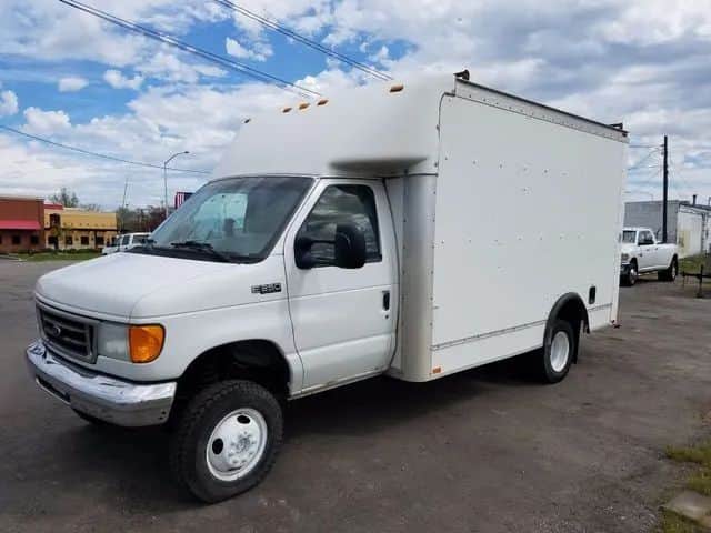 2005 Ford E-350 Cutaway Van Cab-Chassis 2d