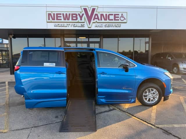 2027 Chrysler Pacifica Select