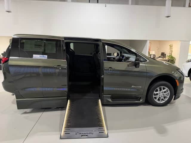 2027 Chrysler Pacifica Select